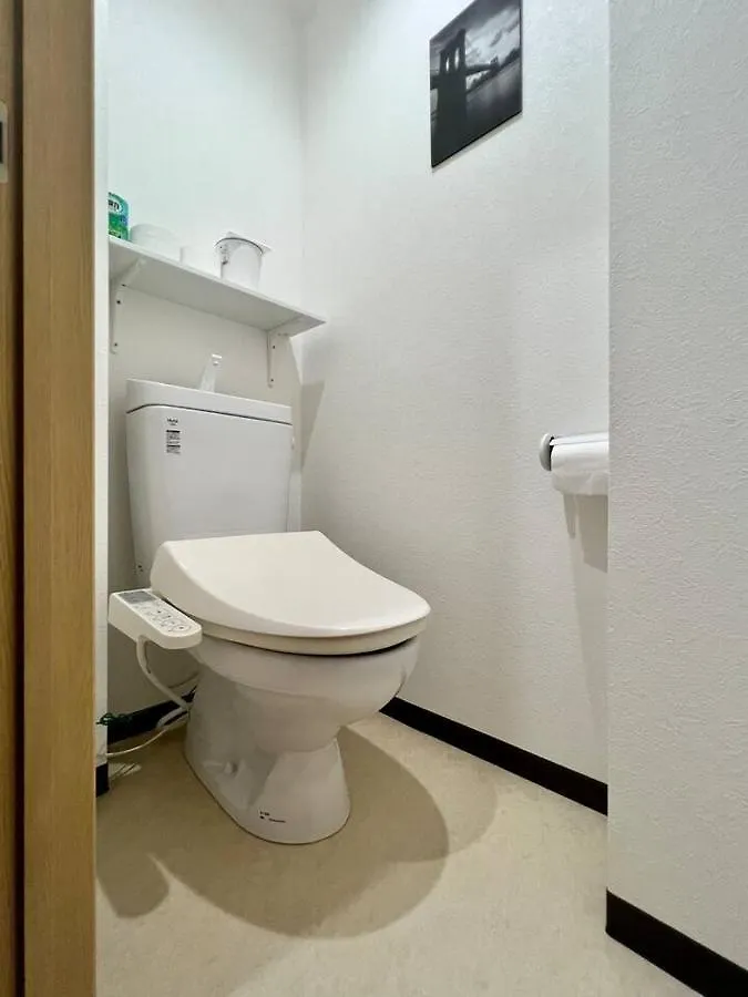 Rakuto Tsutenkaku: Central Namba Apartment with Easy Airport Access Osaka Japan