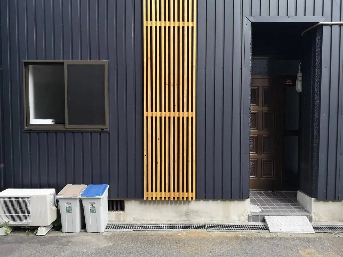Rakuto Tsutenkaku: Central Namba Apartment with Easy Airport Access Osaka