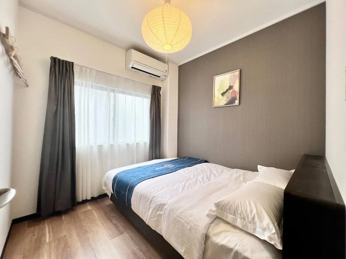 Rakuto Tsutenkaku: Central Namba Apartment with Easy Airport Access Osaka