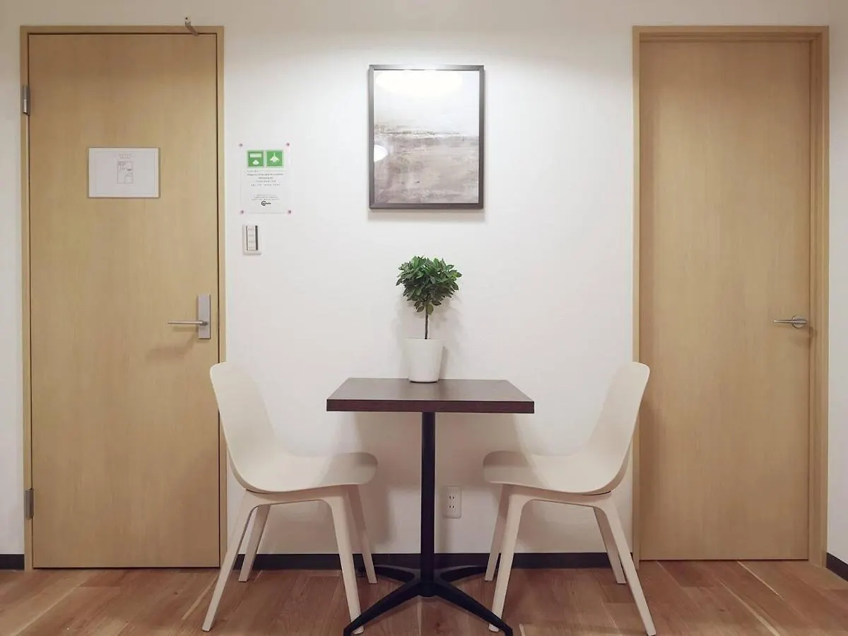Rakuto Tsutenkaku: Central Namba Apartment with Easy Airport Access Osaka