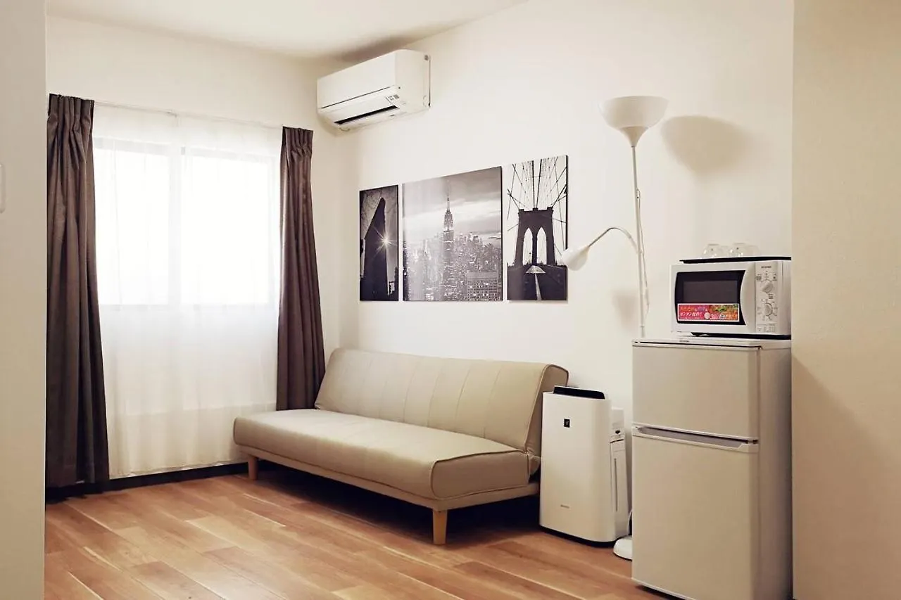 Rakuto Tsutenkaku: Central Namba Apartment with Easy Airport Access Osaka