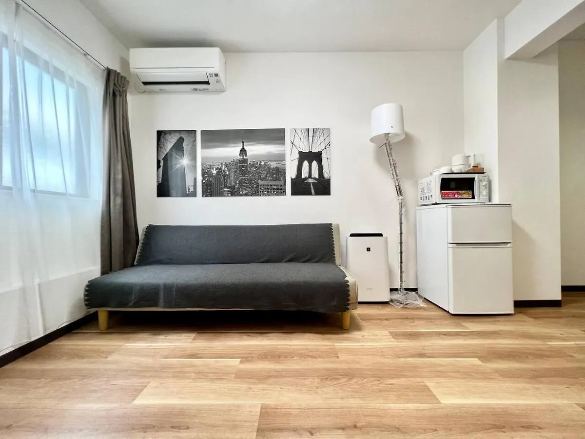 Rakuto Tsutenkaku: Central Namba Apartment with Easy Airport Access Osaka