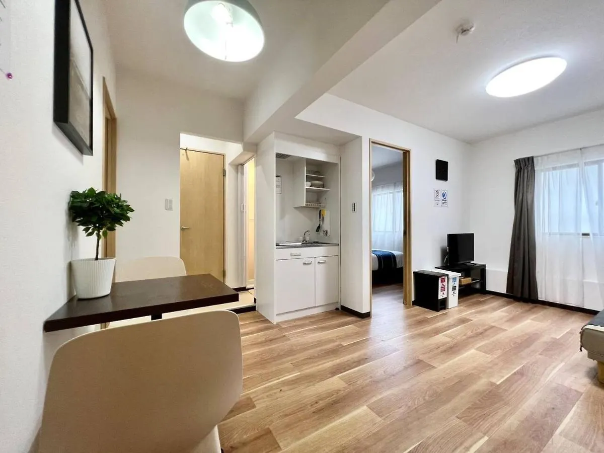 Rakuto Tsutenkaku: Central Namba Apartment with Easy Airport Access Osaka