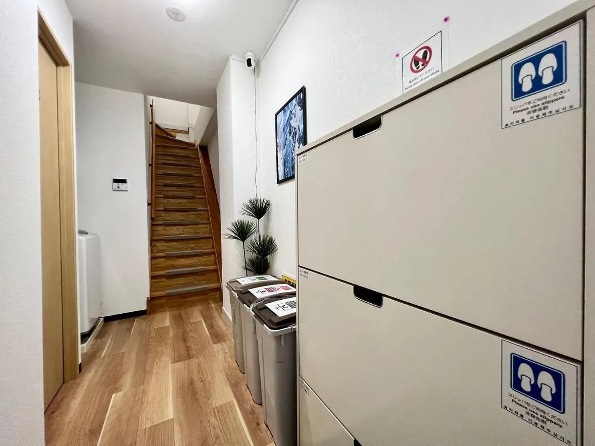 Rakuto Tsutenkaku: Central Namba Apartment with Easy Airport Access Osaka
